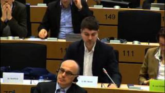 Europaabgeordneter Fabio De Masi (DIE LINKE.) befragt im Ausschuss für Währung und Wirtschaft des Europaparlaments Wolfgang Schäuble zur Eurokrise.